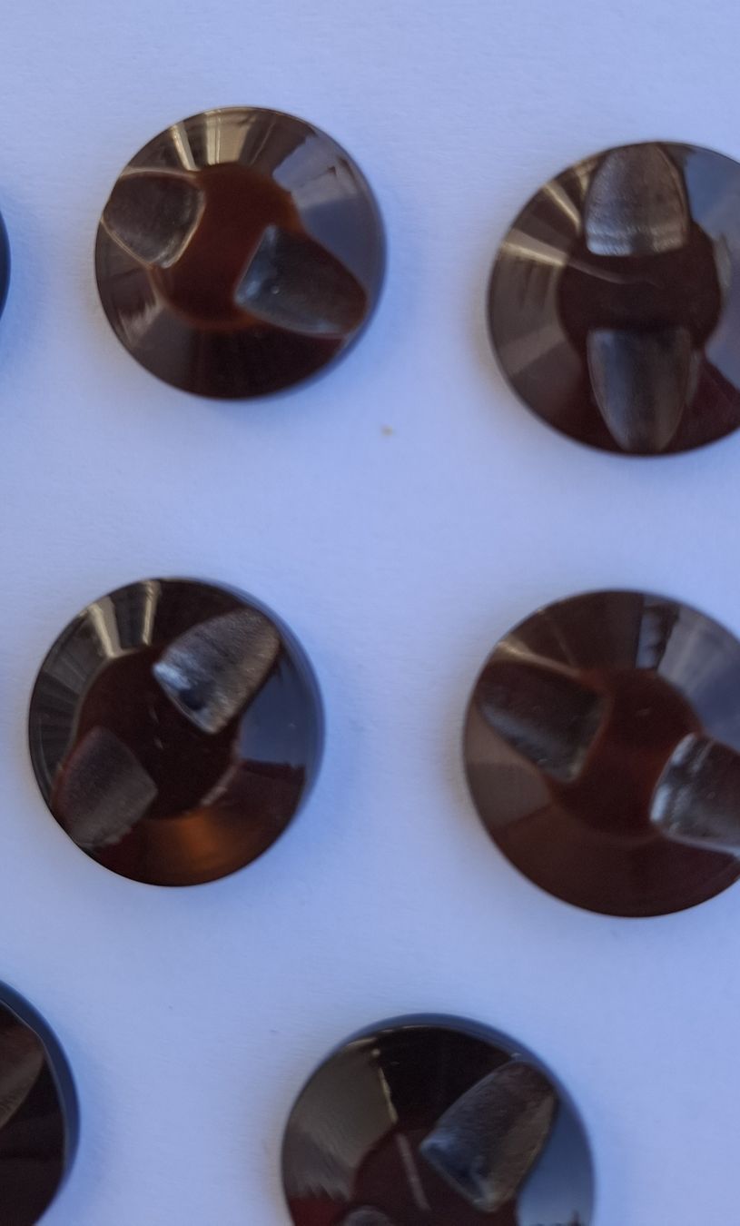 Knöpfe: 8 Stück Knöpfe caramelbraun, 18 mm. – Gebraucht aus Dietikon von Hirschkopf 4