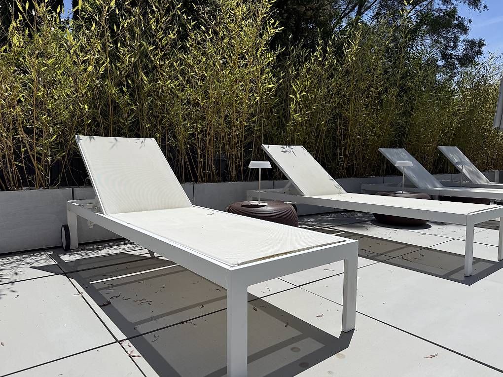Sedie a sdraio: Chaise longue aluminium blanche  – Usato da Geneve venduto da PascalPup 1
