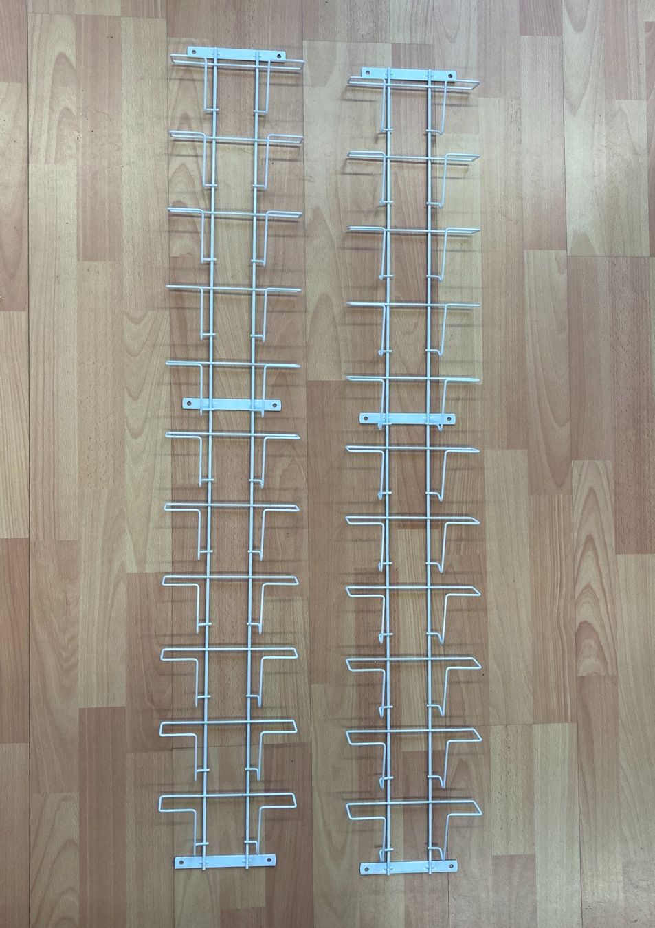 Supporti a parete: Prospekthalter / Karten-Wandgestell, weiss – Nuovo (secondo la descrizione) da Luzern venduto da flexibus77