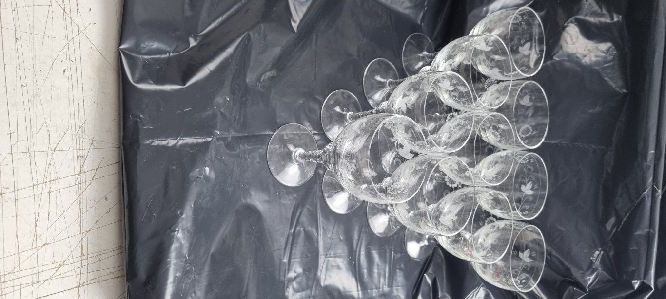 Bicchieri: 13 Weingläser in einen Weidenkorb – Usato da Flums venduto da Flumsantik 3