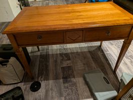 Bureau en bois avec 3 tiroirs en bon état