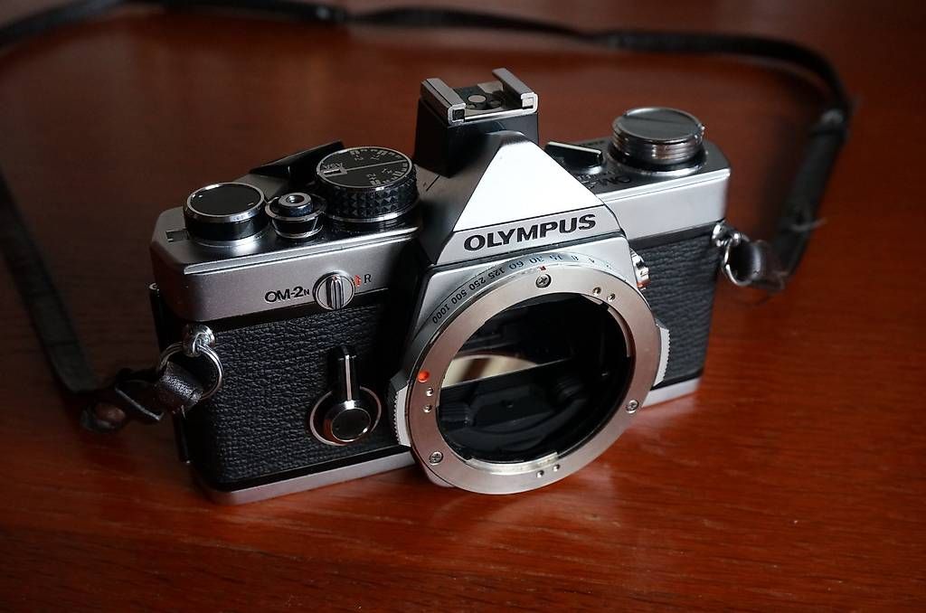 Olympus Fotocamera: Olympus OM-2n Chrom mit Electronic Flash T 32 TOP – Usato da Spreitenbach venduto da Salesmanship 1
