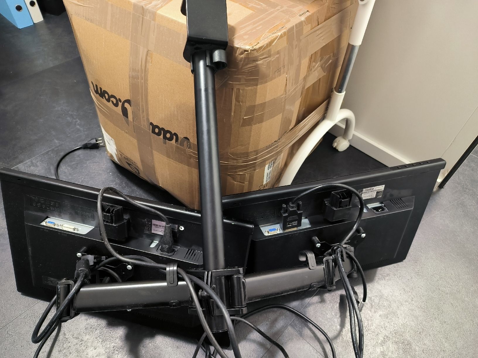 Monitore: *** 2 Bildschirme mit Tischhalterung *** – Gebraucht aus Othmarsingen von Othm13 1