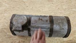 Antiker Holzbehälter mit Metalldeckel gebrauchter Zustand