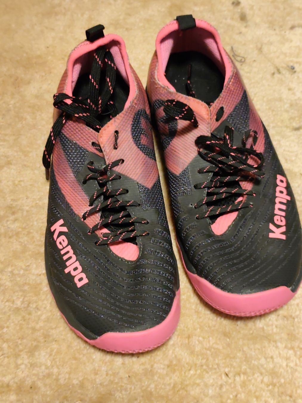 Schuhe für Mädchen: Hallenturnschuhe 39.5 – Gebraucht aus Unterentfelden von eloim