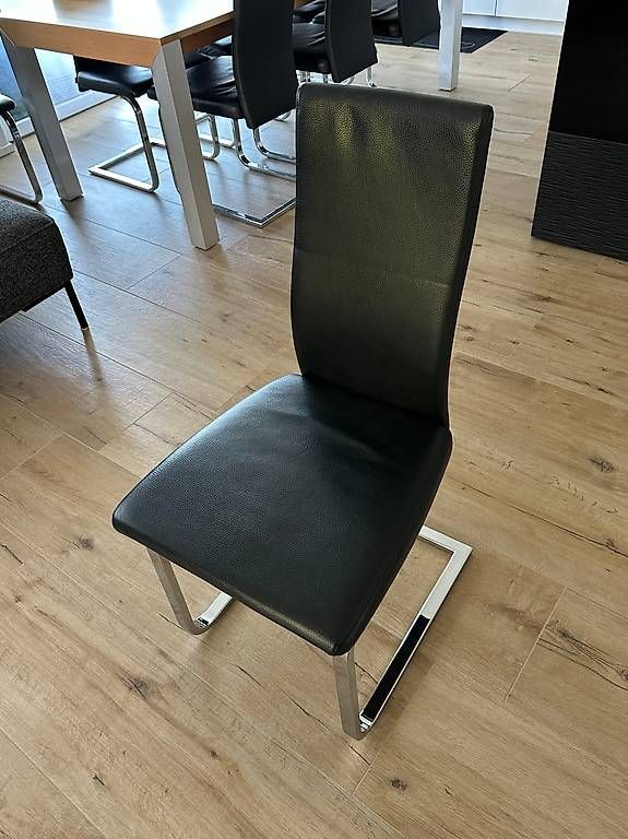 Tables: Grosser Tisch mit 8 Freischwinger-Stühlen – D'occasion à Luzern par DuChamps 1