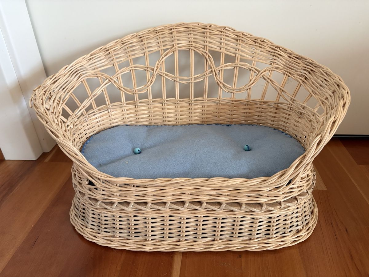 Spielzeuge: Puppen Korb Sofa Dekoration – Gebraucht aus Rümlang von BoutiqueBoutique16