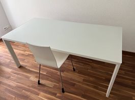 Glastisch mit 4 Stühlen