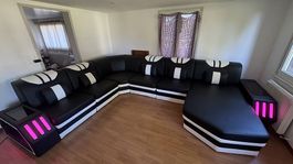 Ecksofa mit LED Beleuchtung und 3 ausfahrbaren sitzen