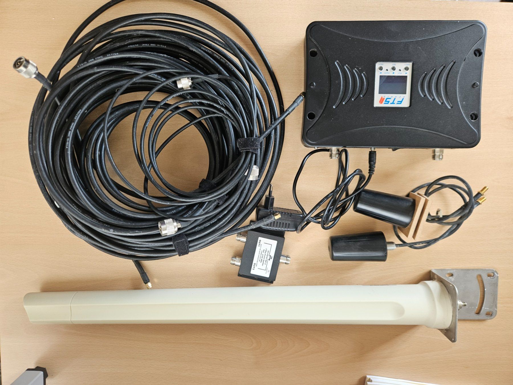 Radiocomunicazione: Funkantenne , Triple Band Repeater, 2 Way Power Splitter – Usato da Römerswil LU venduto da Helfenstein6027