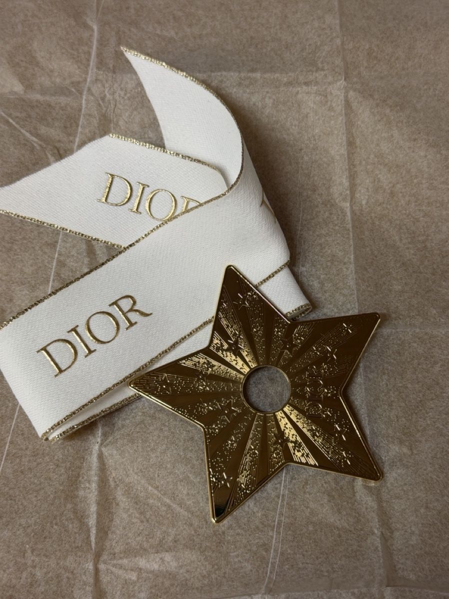Dior Anhänger: Charm Dior doré avec ruban – Neu (gemäss Beschreibung) aus fey von Caductilometre