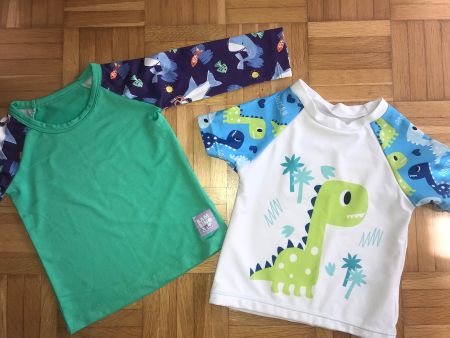 2 Badeshirts mit Hai 🦈 / Dino 🦖ca Grösse 86/92 - Porto 2.-
