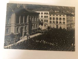 Ansichtskarte Gebäude mit Menschenmenge Glarus? Fotokarte