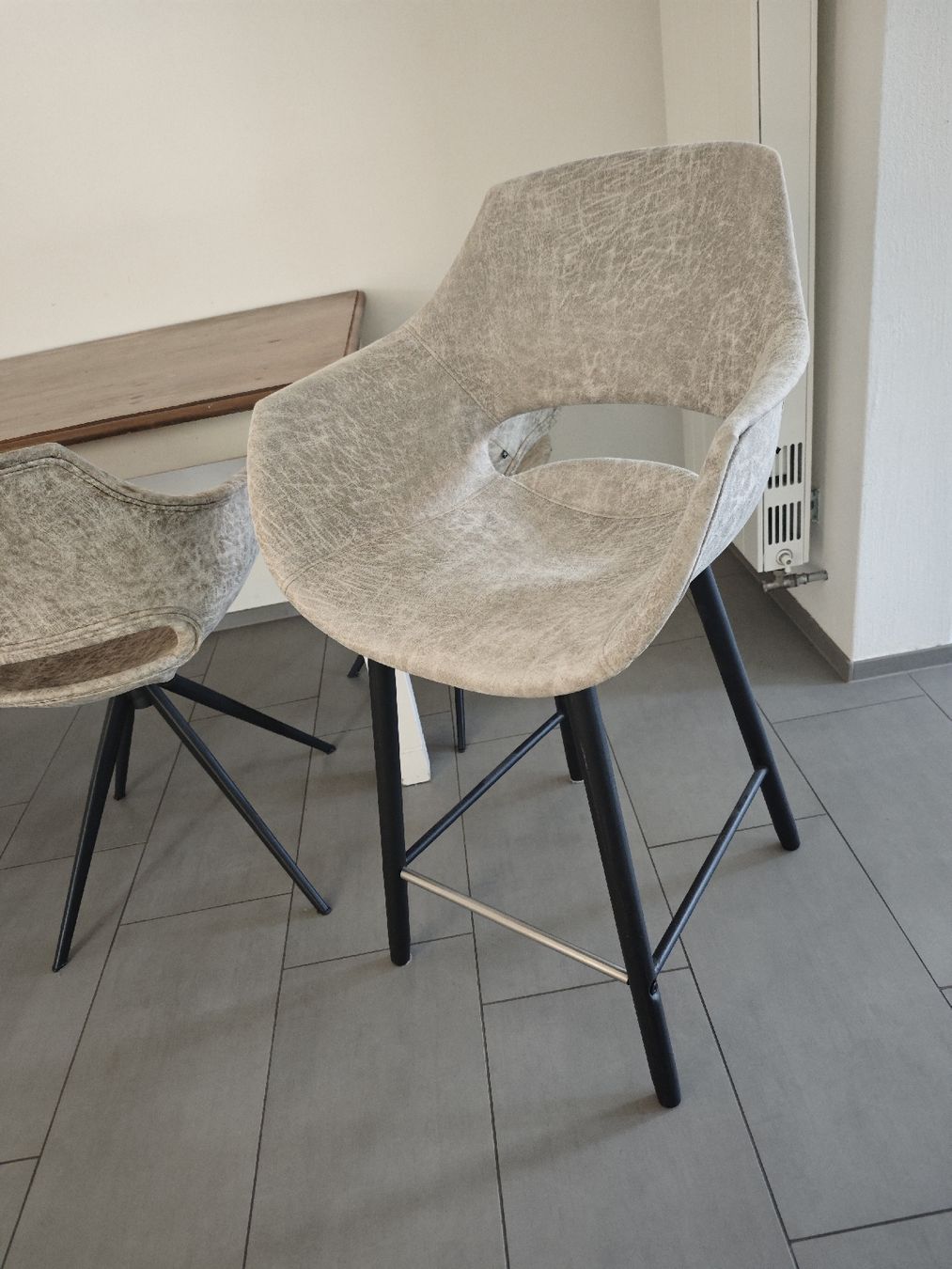 Set di tavolo e panche: Esstisch mit 4 drehbaren Stühlen + Barhocker – Usato da Chur venduto da Edina1994 5