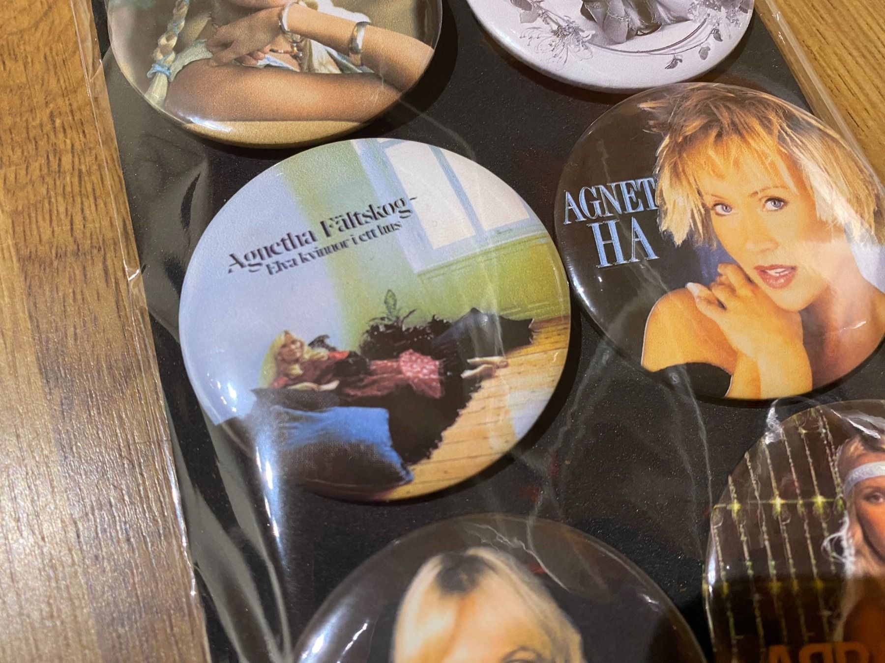 Placchette & Badge: Abba Agnetha Ansteck Badges2 – Nuovo e nell'imballaggio originale da Basel venduto da FatCatPacksTheRatt 2
