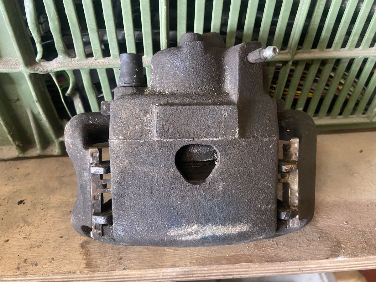 Volkswagen Tutti pezzi di ricambio auto: VW Golf 2 Bremssattel komplett – Usato da Hettiswil venduto da Lukezero02 1