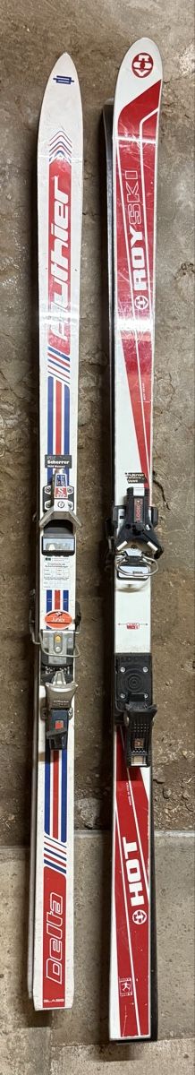 Skis: 2x alte Ski – D'occasion à Ulisbach par PET-030