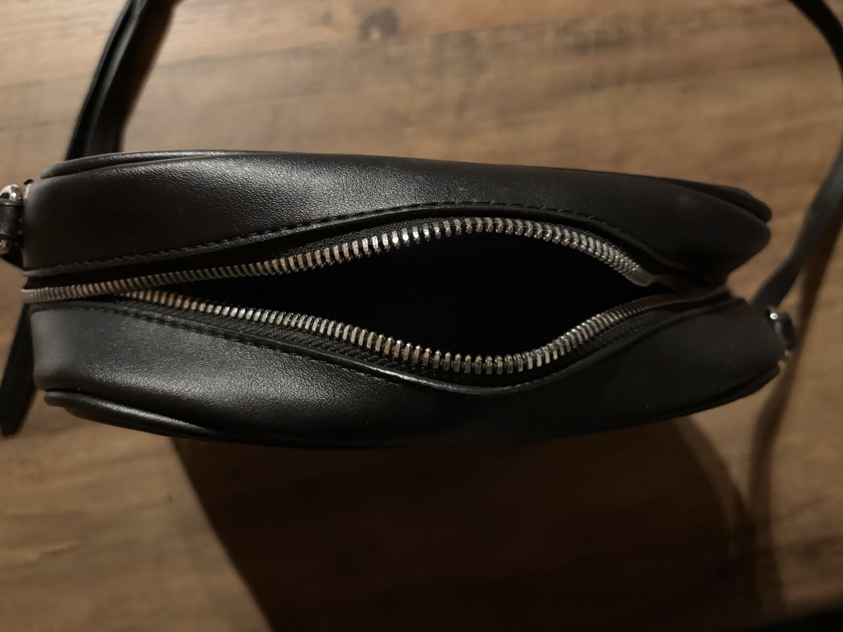 Calvin Klein Taschen für Damen: Calvin Klein Umhängetasche schwarz – Gebraucht aus Zumholz von puerro01 1