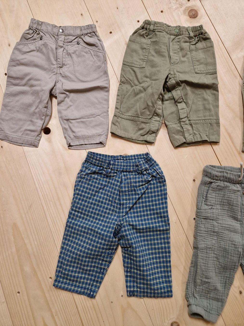 Lotti & Set di vestiti: 5 lange Hosen Junge Grösse 62/68 – Usato da Dreien venduto da vaniih93 1