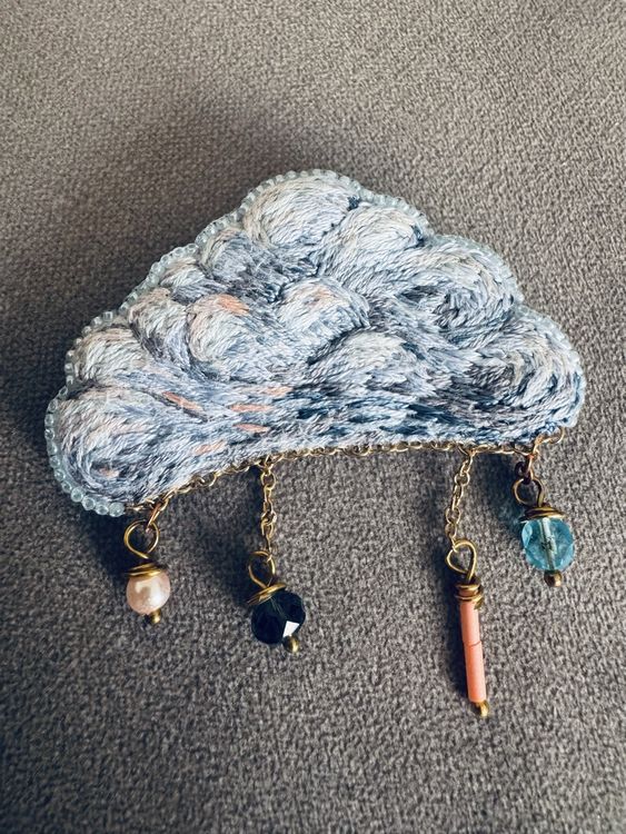 Cloud Brooch ☁️ Handmade Beaded Cloud Pin - Rainy Summer (Neu (gemäss ...