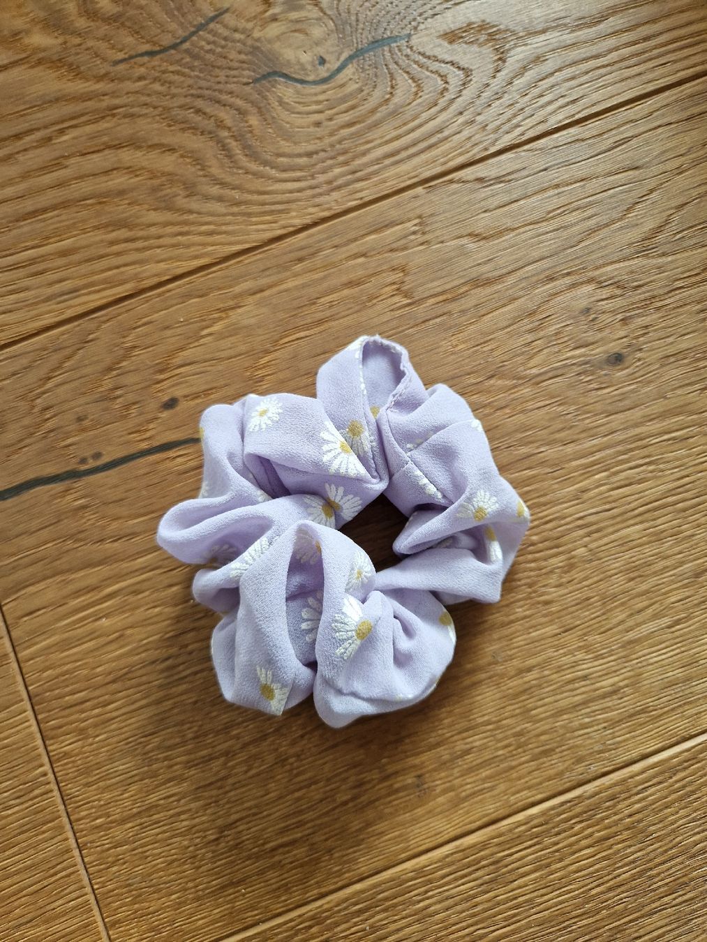 Accessori per capelli: Scrunchie lila mit Gänseblümchen – Nuovo (secondo la descrizione) da Eschenbach SG venduto da SanFranciscoCalifornia