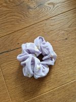 Scrunchie lila mit Gänseblümchen