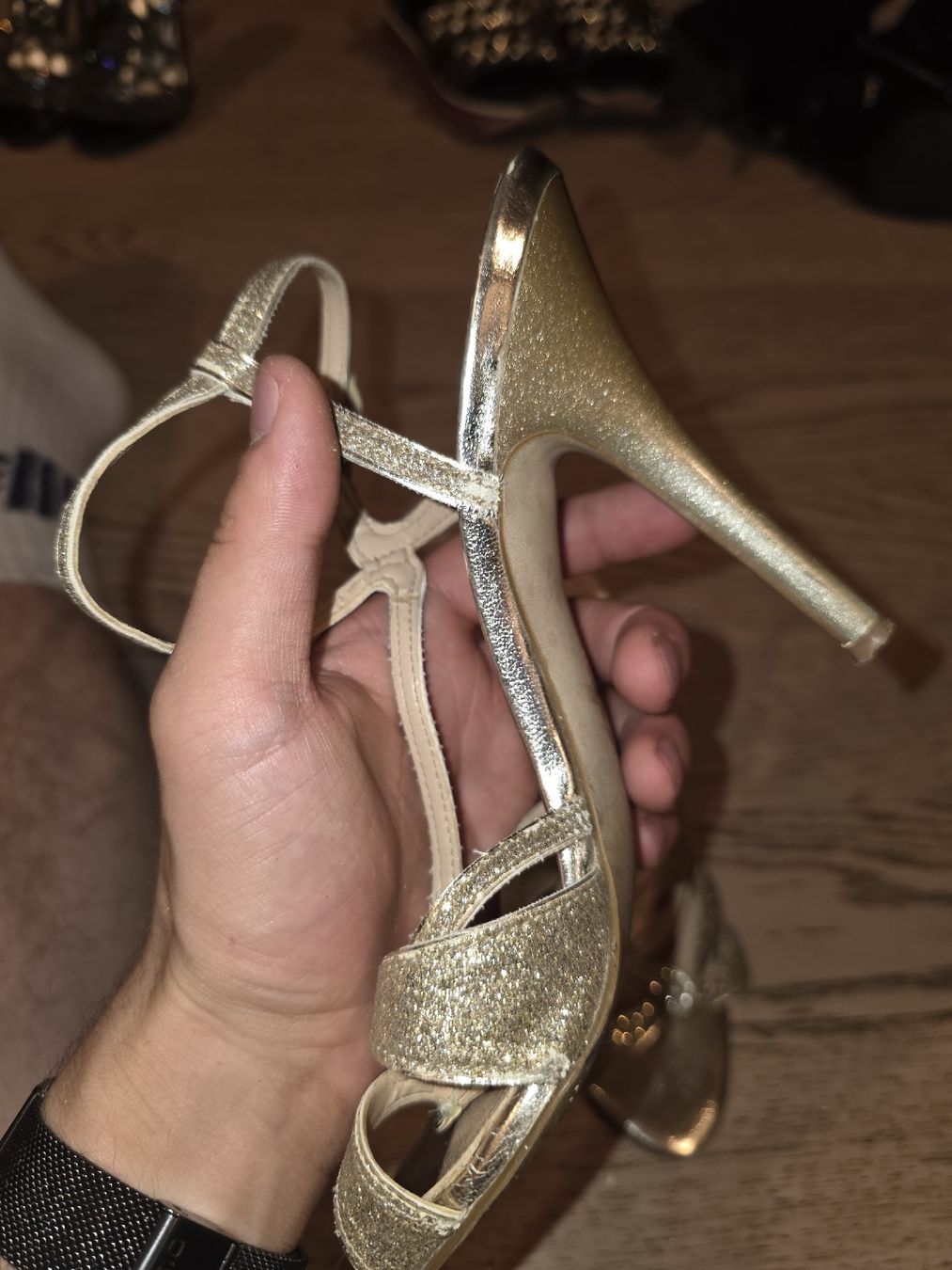 Guess Scarpe da donna: GUESS Schuhe gold Grösse 37 gebraucht – Usato da Basel venduto da kar_jz7f 1