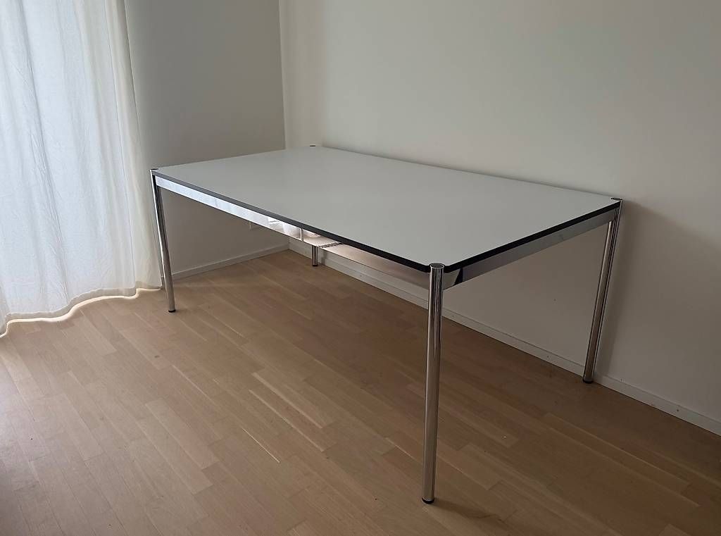 Scrivanie: USM Haller Schreibtisch  – Usato da Birsfelden venduto da Anjj
