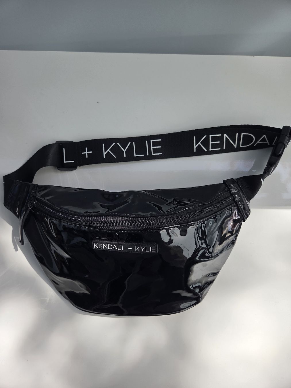 Taschen für Damen: Kendall + Kylie Gürteltasche Schwarz Glänzend – Gebraucht aus Rapperswil SG von lemiii