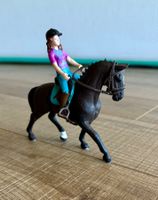 Schleich Pferd mit Sattel und Reiterin