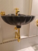 Design-WC Schwarz/Gold im Muschel-Look (Stand-WC)