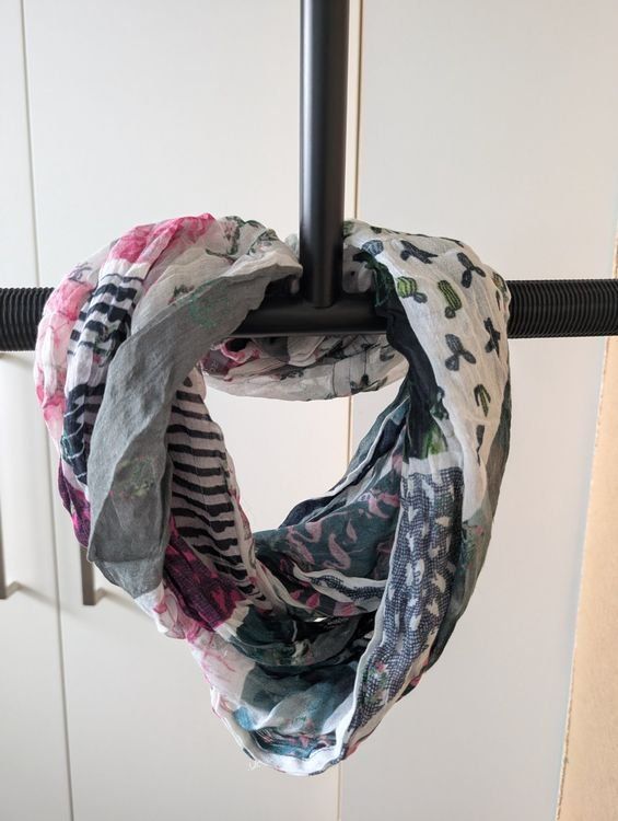 Foulard & Sciarpe: Ein Schlauchtuch – Usato da Zürich venduto da Mousie