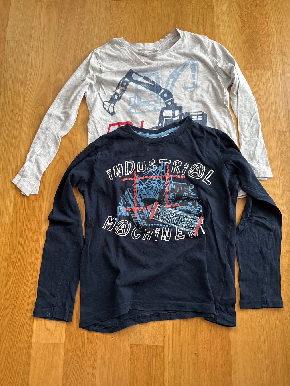 Camicie, T-shirt & Polo: 2 Langarmshirts Gr. 122/128, 134 – Usato da Zürich venduto da Lucinka21