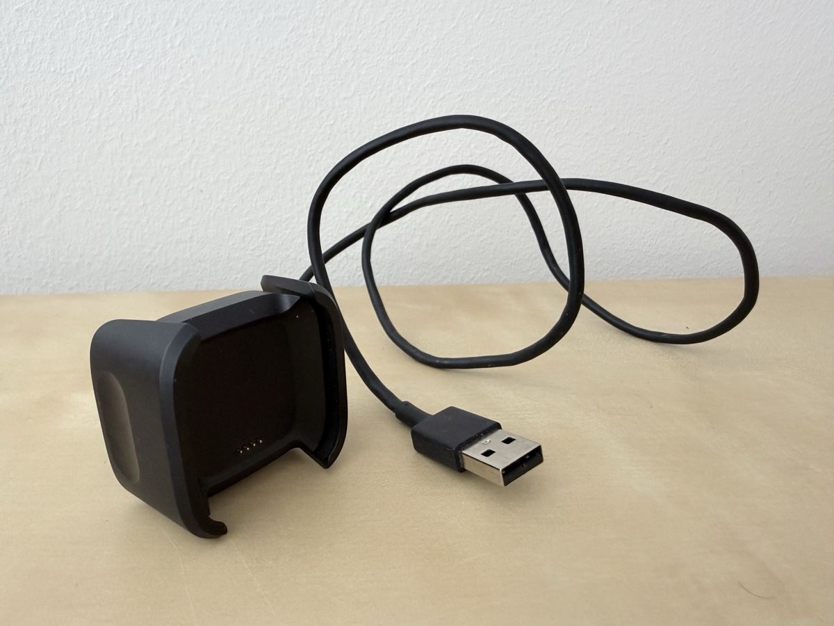 Accessoires Smartwatch: Fitbit Versa (Lite) Charger - USB Dock Station – D'occasion à Baden par JellyMonster