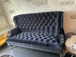 ELEGANTES SAMTSOFA IM CHESTERFIELD-STIL – EIN ECHTER BLICKFA