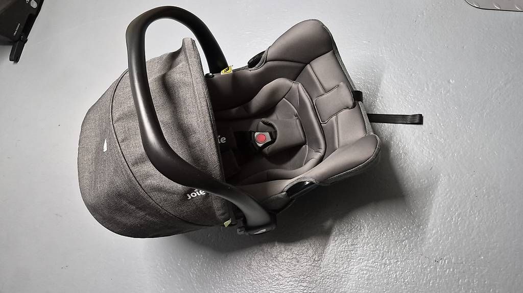Sièges auto: Joie Babyschale mit Isofix Station – D'occasion à Vordemwald par fabuu90 1