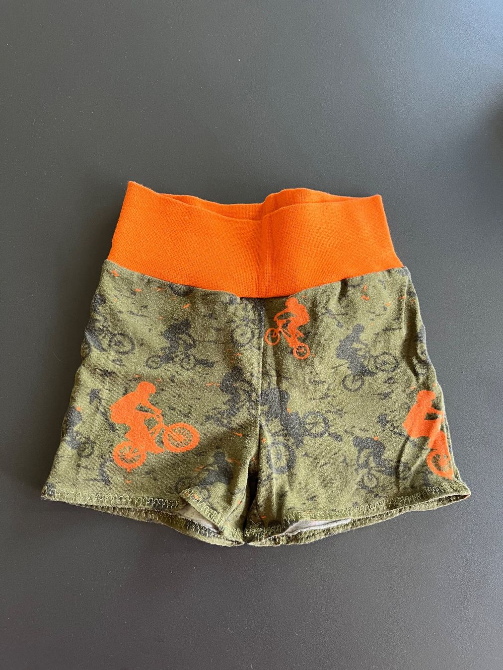Pantaloni: Selbstgemachte Babyhose Kurz – Usato da Davos Platz venduto da kev_r28p
