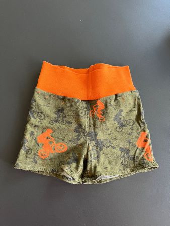 Selbstgemachte Babyhose Kurz