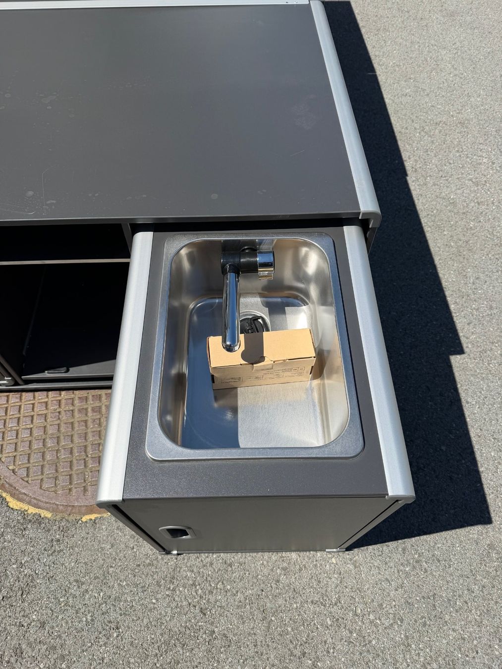 Cucine complete: Camping Box  mit Küche, Matratze und Tisch – Usato da Gossau SG venduto da Chstraub 2