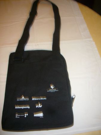 2 Taschen schwarz mit Werbeaufdrucken neuwertig Laptop