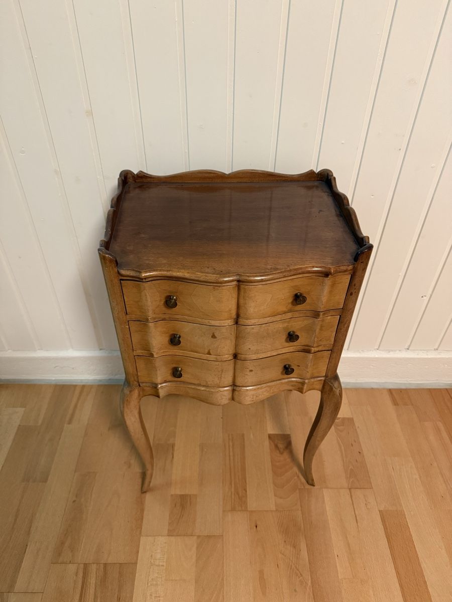 Nachttische: Vintage / Beistelltisch mit 3 Schubladen – Gebraucht aus Bern von Moowee 1