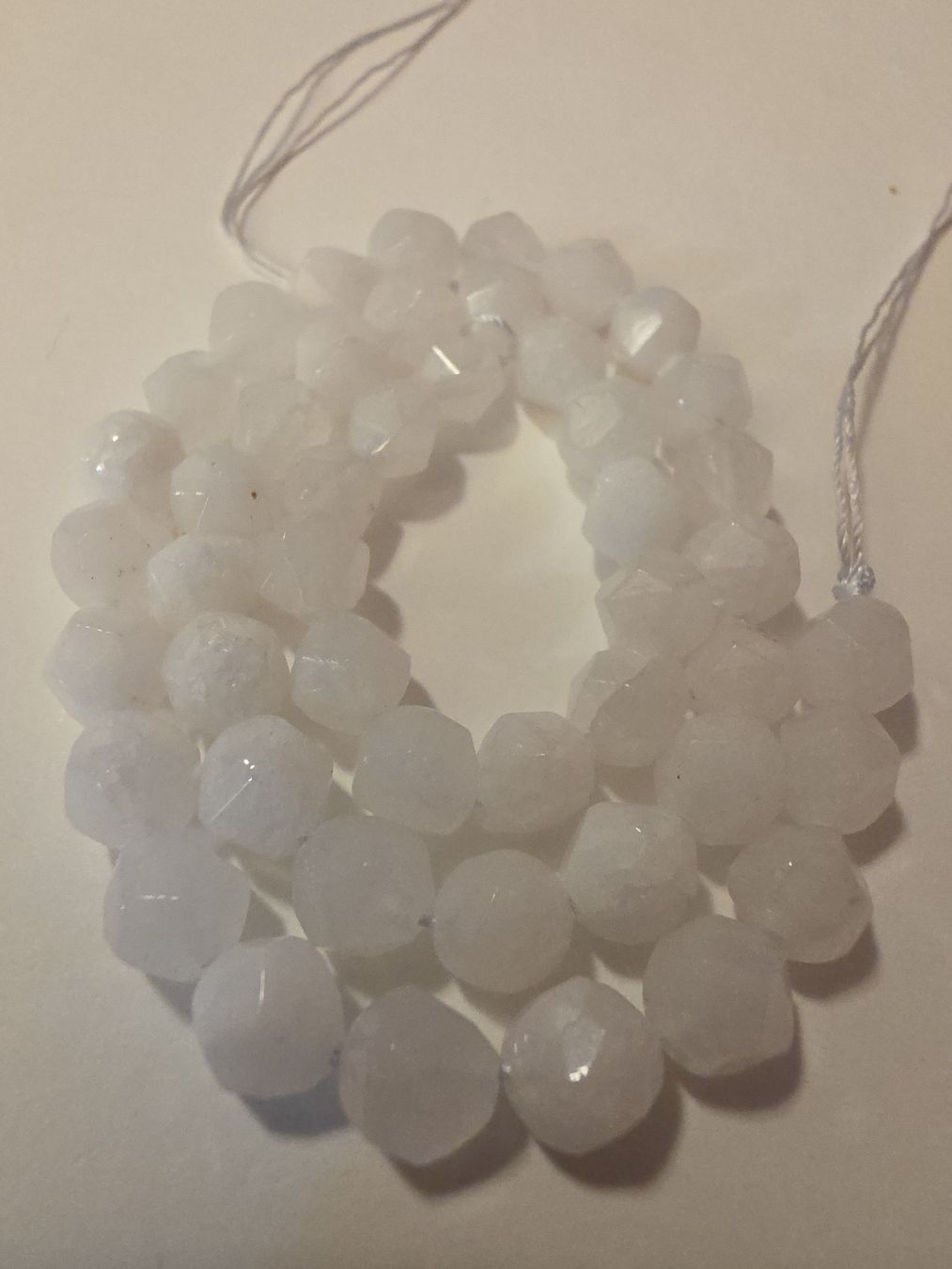 Minerali & Pietre curative: Jaspis weiss facettiert. 8mm. Strang – Nuovo e nell'imballaggio originale da Menziken venduto da Mirager 1