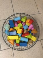 Blocs de construction en bois avec panier en métal