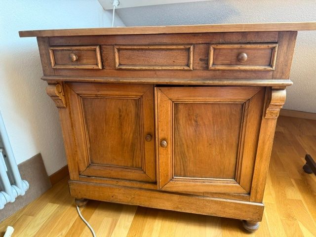 Commodes: Commode ancienne en bois plein – D'occasion à Enges par cordec