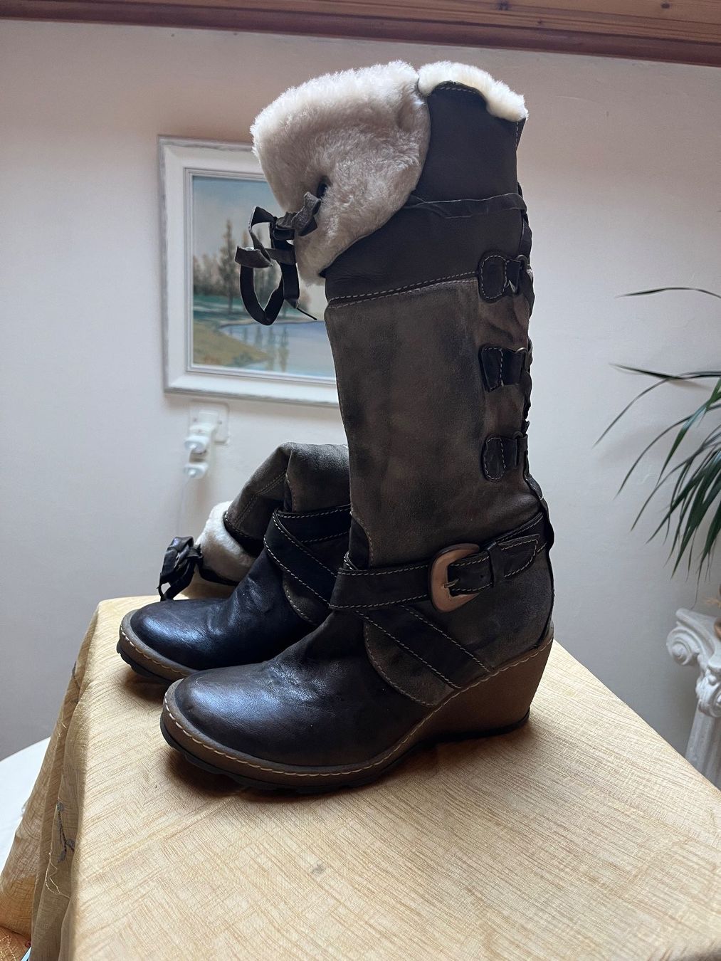 Chaussures femmes: Bottes en cuir et fourrure – D'occasion à Sion par dol_v5bk 1