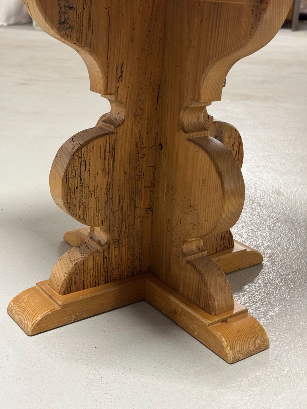 Tische: Antique Centre Table – Gebraucht aus Gsteig b. Gstaad von Auctionly 5