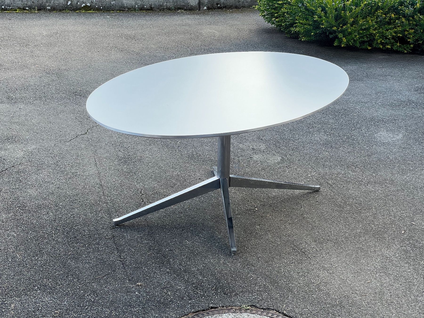 Knoll Tavoli: Florence Knoll Table Desk Oval – Usato da Sennhof venduto da Johnbest