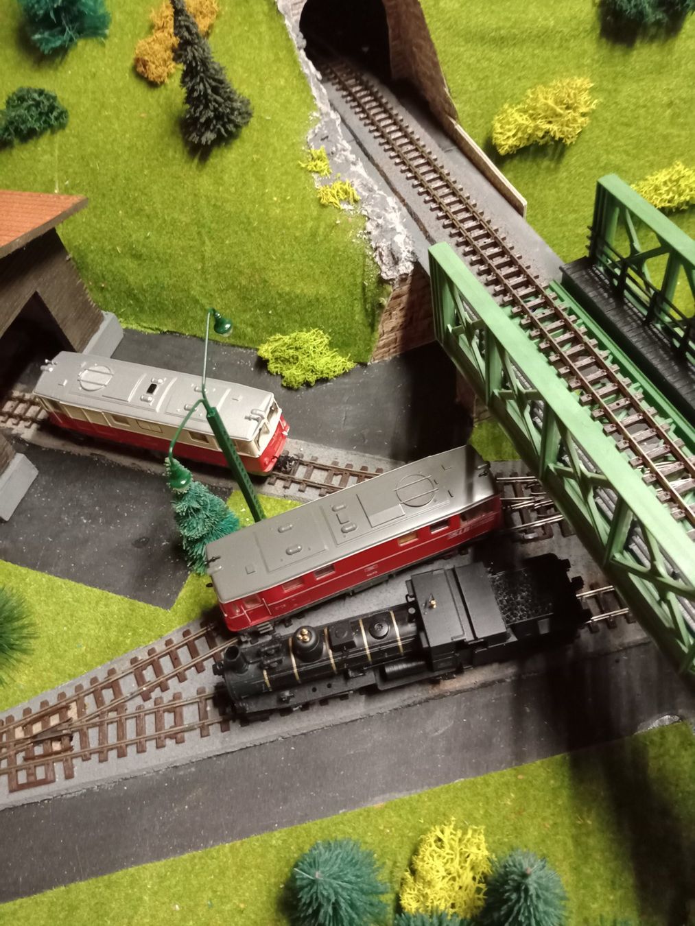 Roco Modelleisenbahnen: H0e Modellbahnanlage – Gebraucht aus Winterthur von  8