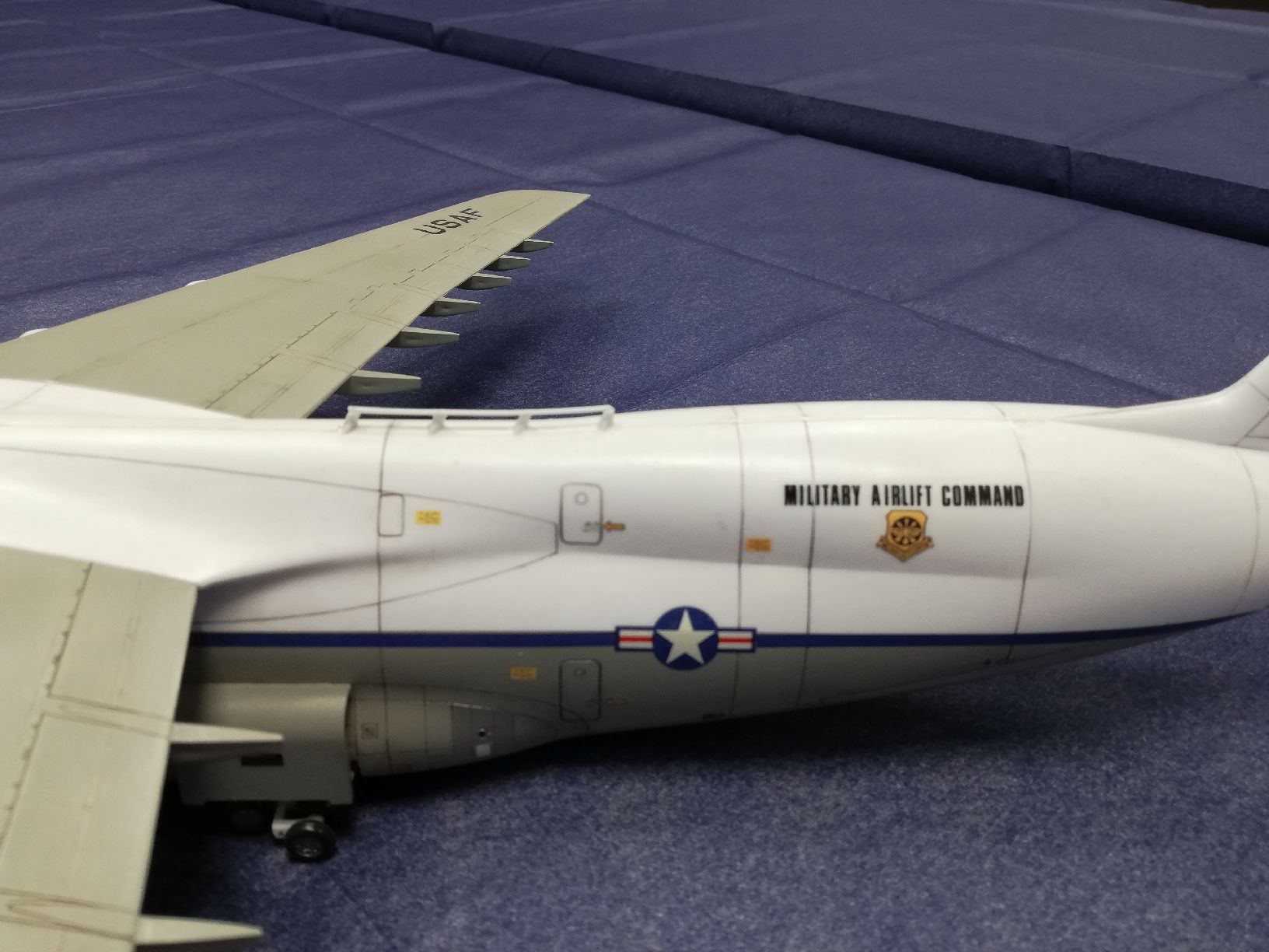 Modellbausätze & Standmodelle: Flugzeugmodell Lockheed C-5 Galaxy U.S. Air Force 1:144 – Gebraucht aus Luzern von Amenophis1 2