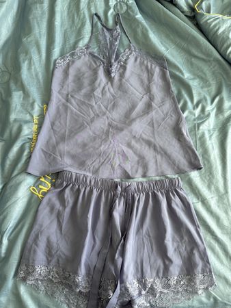Seidiges Pyjama-Set mit Spitze, Grösse S, Lila - Neuwertig